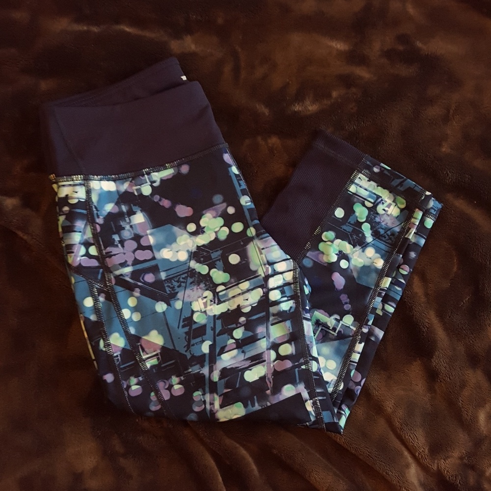 NWOT Pattern Capri Leggings